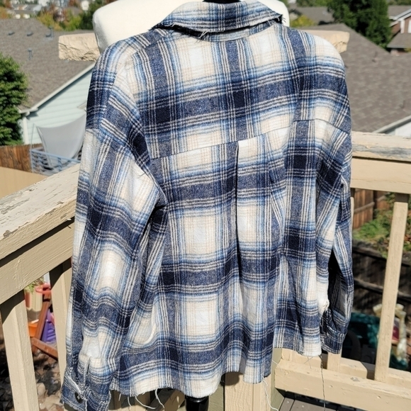 LA MIEL NAVY BLUE & CREAM PLAID CROPPED SHACKET, SZ SMALL - Picture 10 of 13
